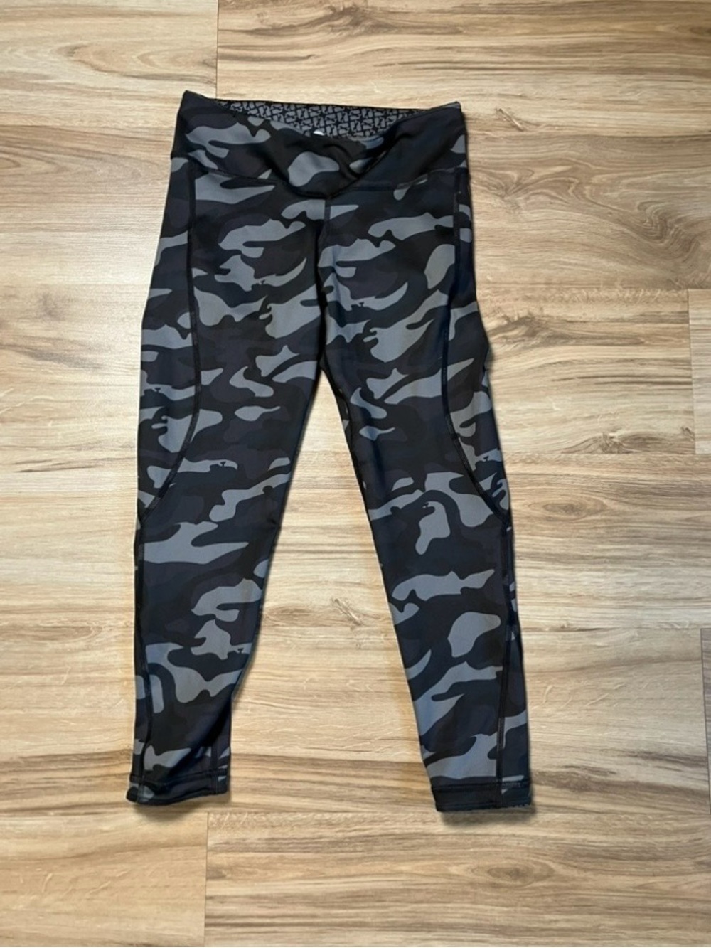 Vineyard Vines Reversible Camo Performance Yoga Leggings - Picture 3 of 8